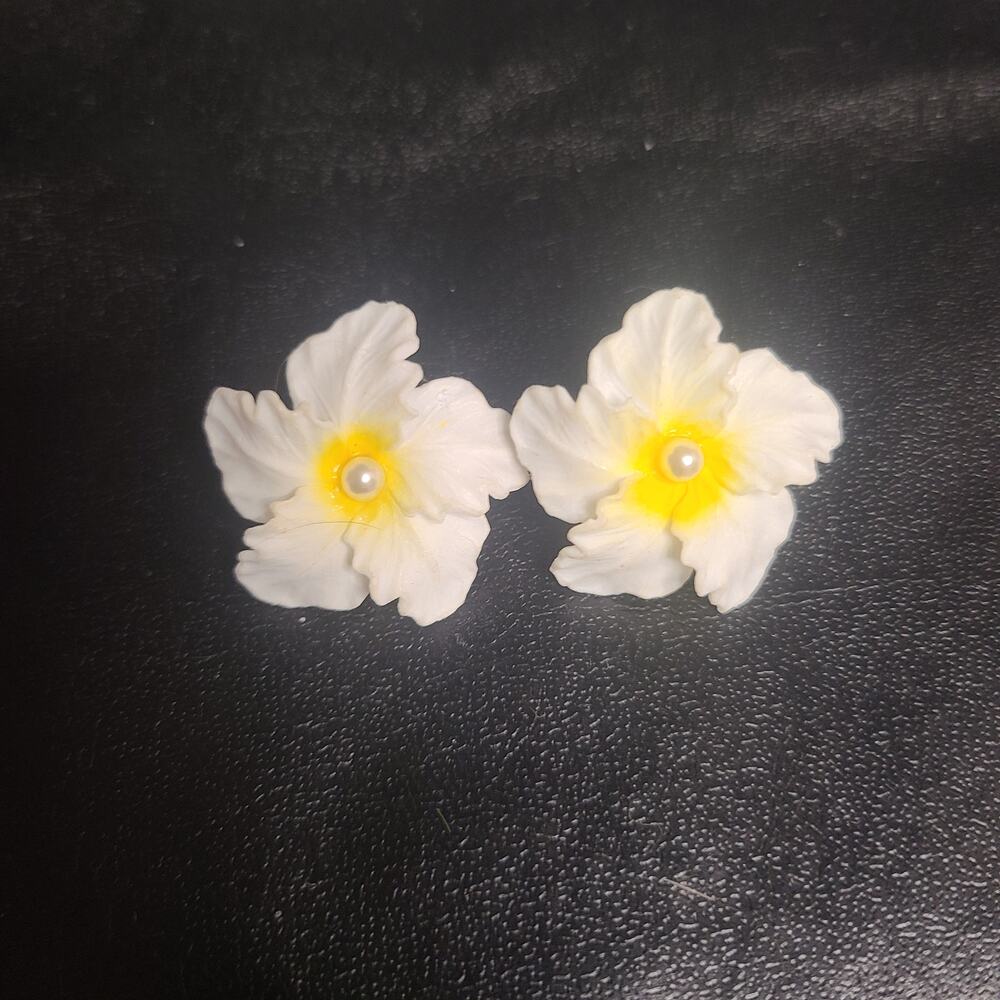 Vintage white hibiscus and faux pearl earrings